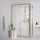 Duschbereich mit transparenter Duschkabine und Brausethermostat. Ideal Standard Dusche mit Handbrause und modernem Wandhalter. Helle, neutrale Farbgestaltung im Raum.